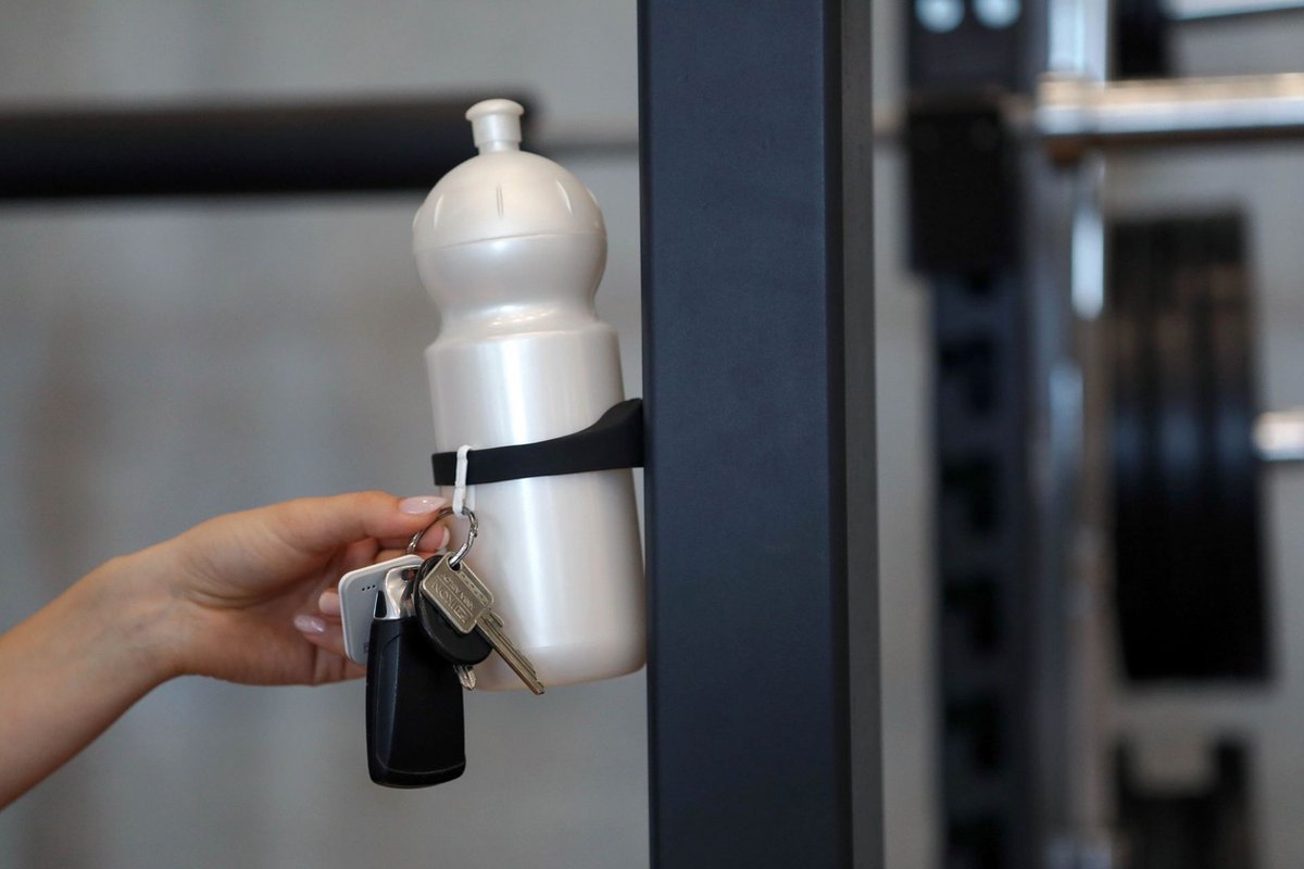 Gymbutler, magnetische fleshouder – Antraciet – Draagkracht van 2kg – Houder voor sportfles, bidon, waterfles – Flessenhouder met magneet en sleutelclip