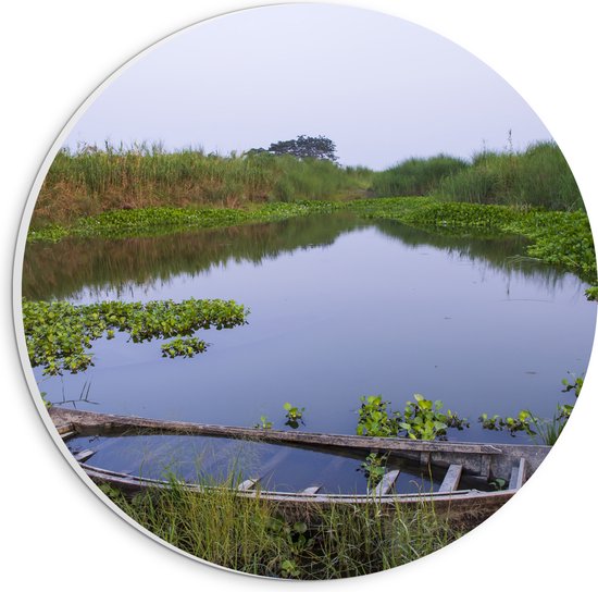 PVC Schuimplaat Muurcirkel - Water - Boot - Hout - Gras - Planten - 20x20 cm Foto op Muurcirkel (met ophangsysteem)