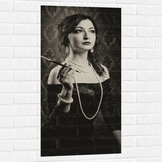 Muursticker - Vrouw - Sierraden - Jurk - Zwart - Wit - 50x100 cm Foto op Muursticker