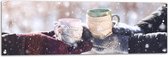 Tuinposter – Sneeuw - Winter - Mokken - Handschoenen - Koud - 120x40 cm Foto op Tuinposter (wanddecoratie voor buiten en binnen)