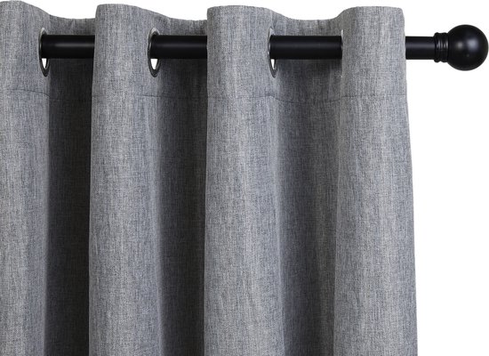 Zilvergrijze linnenlook gordijnen met plooien en 8 ophangringen aan een zwarte roede.