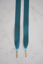Schoenveters plat satijn luxe - jeans blauw breed - 120cm met gouden stiften veters voor wandelschoenen, werkschoenen en meer