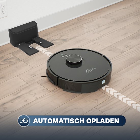 Zwarte robotstofzuiger Tjilla C150 laadt op bij het laadstation op een houten vloer. "AUTOMATISCH OPLADEN".