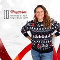 Vrouw van 1.70m draagt maat M, marineblauwe kersttrui met feestelijke kerstmotieven.