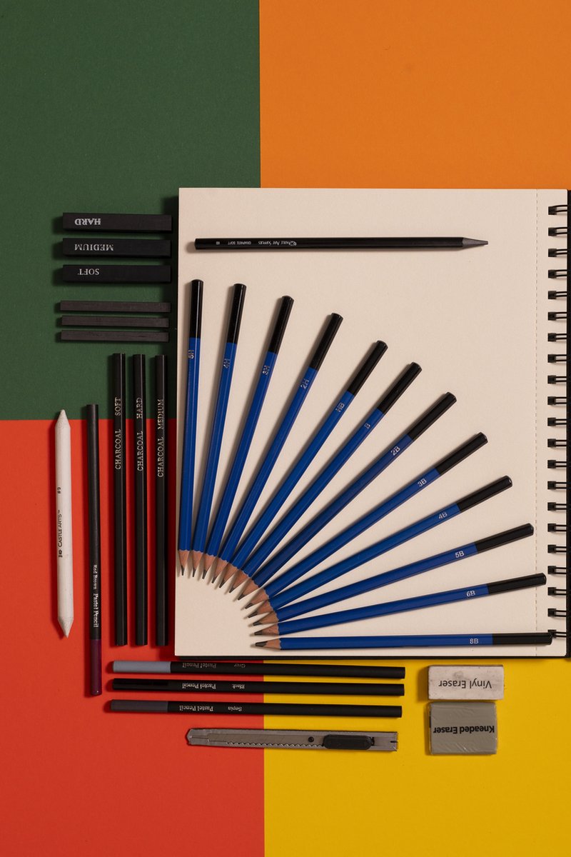 Kit de Dessin Complet - Debutant ou Professionnel - 19 accessoires : 8 Crayon  Papier, 3 Crayons Charbon, 1 Graphite, 3 Bâtons Charbon, Carnet de Dessin  100 Pages - Cadeau Artistes Tous Niveaux : : Cuisine et Maison