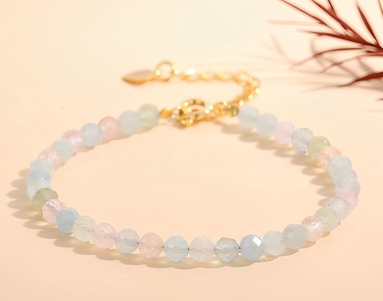 Bracelet avec perles facettées rose pâle, bleu clair et vert menthe en morganite et coquillage, avec chaîne et fermoir mousqueton dorés.