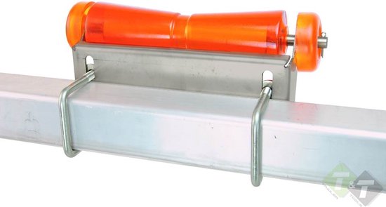 Galet de roulement orange en plastique pour bateau sur un support de montage argenté avec étriers.