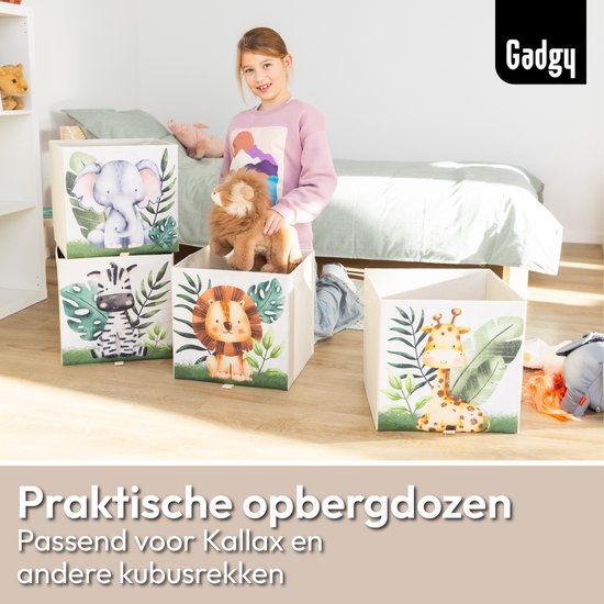 Een meisje staat in een kinderkamer, omringd door Gadgy opbergdozen met dierenmotieven, passend in een Kallax-kast.