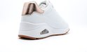 Witte sneaker met gouden hiel.