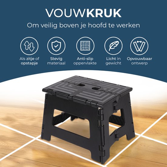 Zwart BUDDLEY krukje op een houten vloer, met iconen: als zitje/opstapje, stevig materiaal, antislip, lichtgewicht, opvouwbaar.