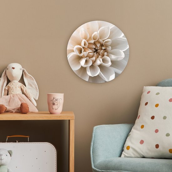 Wandcirkel met witte dahlia met beige hart, geplaatst in een kinderkamer.
