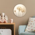 Wandcirkel met silhouetten van uitgebloeide paardenbloemen met zaden op een lichte achtergrond.
