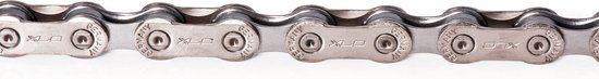 Gedetailleerde close-up van een zilveren XLC fietsketting, met "XLC GERMANY" inscriptie.