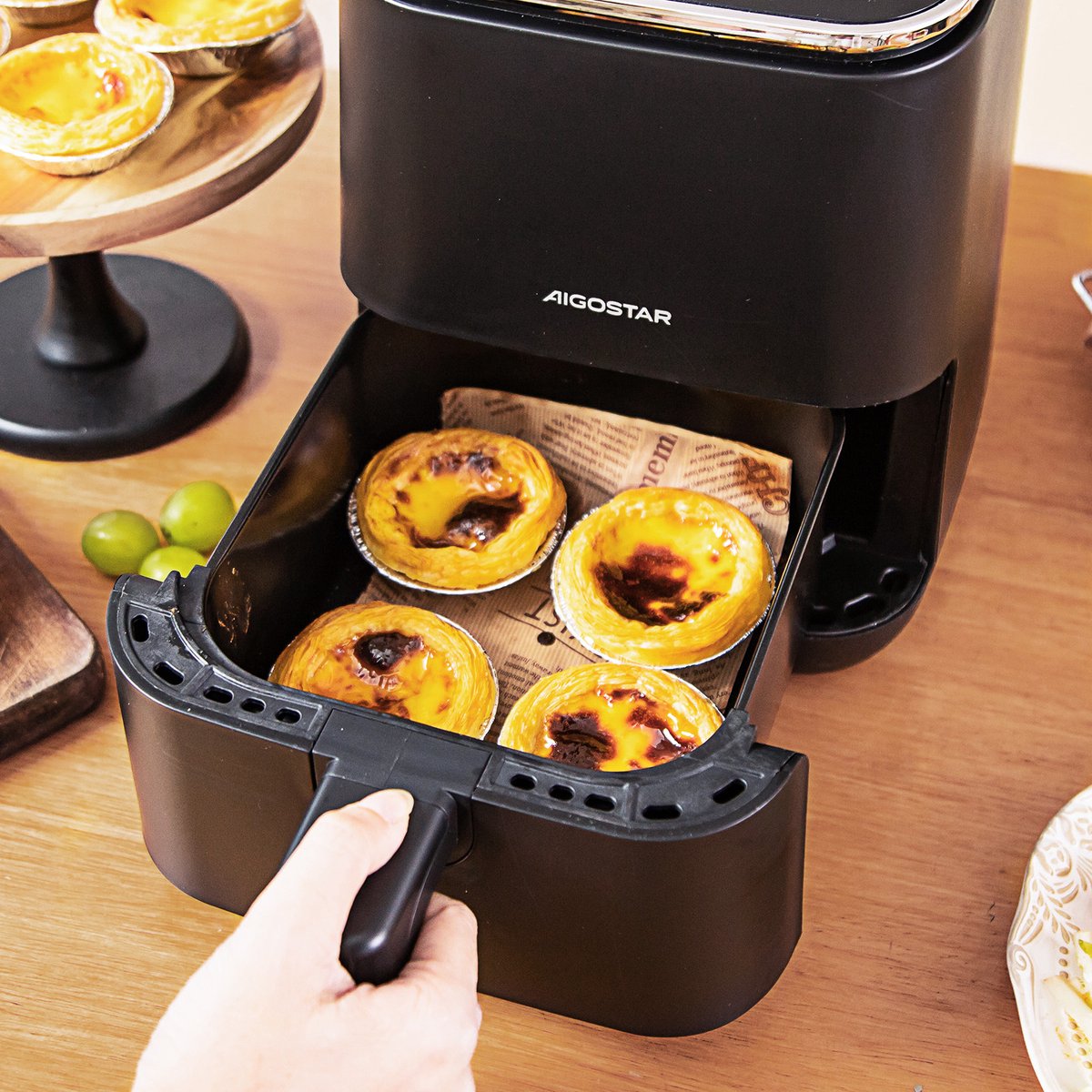 Afbeelding 2 van Aigostar Dot - Airfryer - Heteluchtfriteuse - Digital Touchscreen - 2 Liter - Geschikt voor 1-2 personen - 8 snelkeuze programma's - Compact - 1200W -Zwart