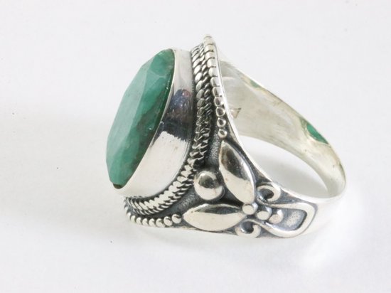 Bague en argent fortement décorée avec émeraude - taille 18