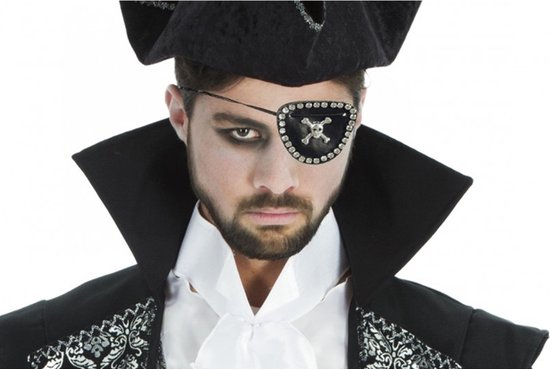 Man met piratenkostuum, draagt een zwart ooglapje met schedel- en gekruiste bottenmotief, versierd met strass steentjes.
