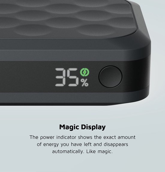 Close-up van een zwart powerbank met digitaal display waarop '35%' staat.