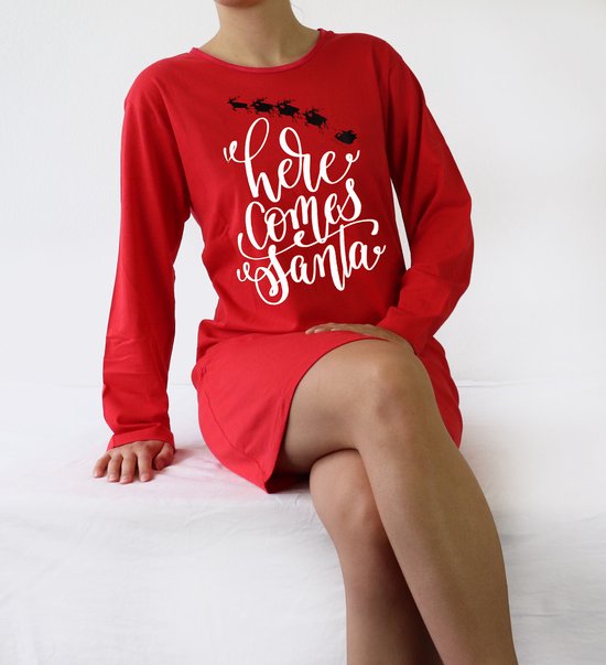 Mannequin portant une chemise de nuit rouge à manches longues avec l'inscription 'here comes Santa' et un traîneau tiré par des rennes.