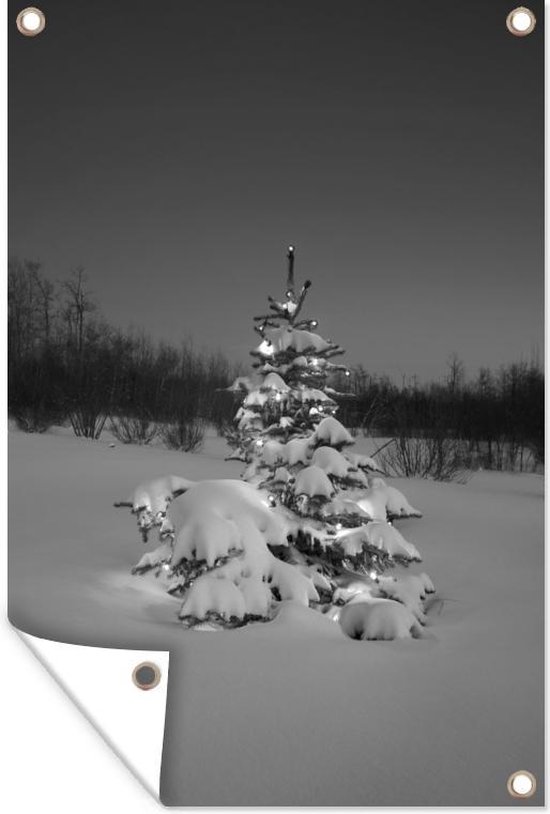 Tuinposter - Tuindoek - Tuinposters buiten - Verlichte kerstboom in de sneeuw bij nacht - zwart wit - 80x120 cm - Tuin