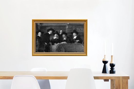 Een groep mannen in klederdracht met hoeden staat rond een tafel, ingelijst in een gouden lijst.