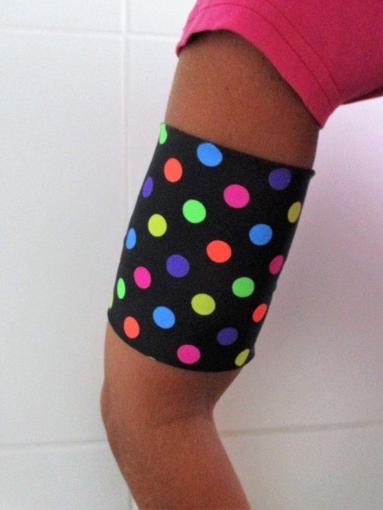 lycra sensorband / armband zwart met gekleurde stippen van 31/32 cm ter bescherming van de Omnipod of sensor ivm diabetes, geschikt om mee te zwemmen. Beschermt de sensor zoals de freestyle libre of de omnipod