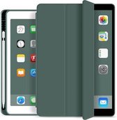 Apple iPad 9.7 6/7/8/9 Groen iMoshion Trifold Bookcase Tablethoes | iPad 9.7 6/7/8/9 Trifold kunstleer hoesje cover met Pencil houder