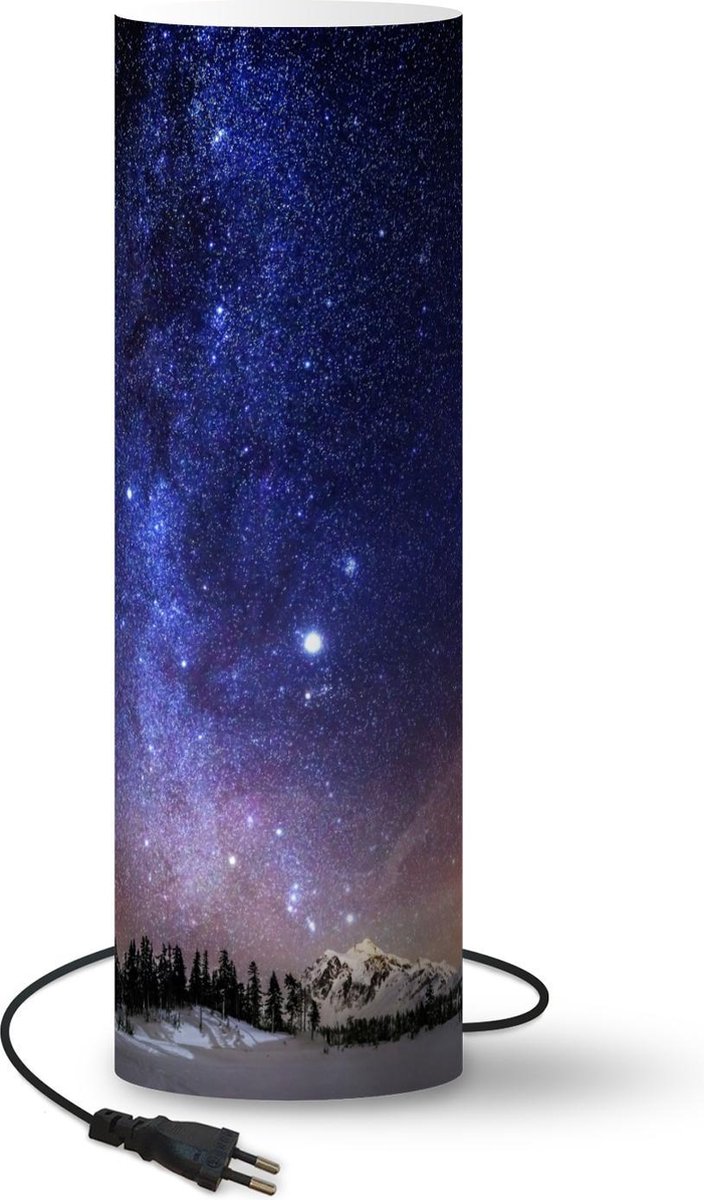 Lamp - Nachtlampje - Tafellamp slaapkamer - Sterrenhemel - Sneeuw - Berg - 50 cm hoog - Ø15.9 cm - Inclusief LED lamp