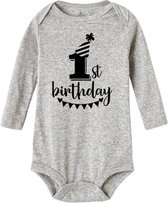 Romper First Birthday grijs met zwarte opdruk en lange mouw - eerste verjaardag - 1e verjaardag - cakesmash - romper - kinderkleding