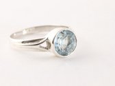 Zilveren ring met blauwe topaas - maat 16