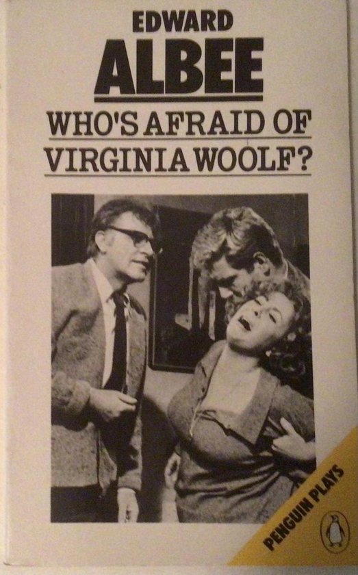 Couverture du livre "Who's Afraid of Virginia Woolf?" d'Edward Albee avec une image en noir et blanc d'un homme et d'une femme qui luttent.