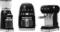 Zwarte SMEG koffiemolen, filterkoffiemachine en espressomachine op een witte achtergrond.