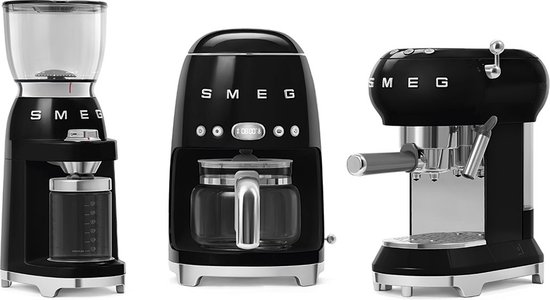 Zwarte SMEG koffiemolen, filterkoffiemachine en espressomachine op een witte achtergrond.