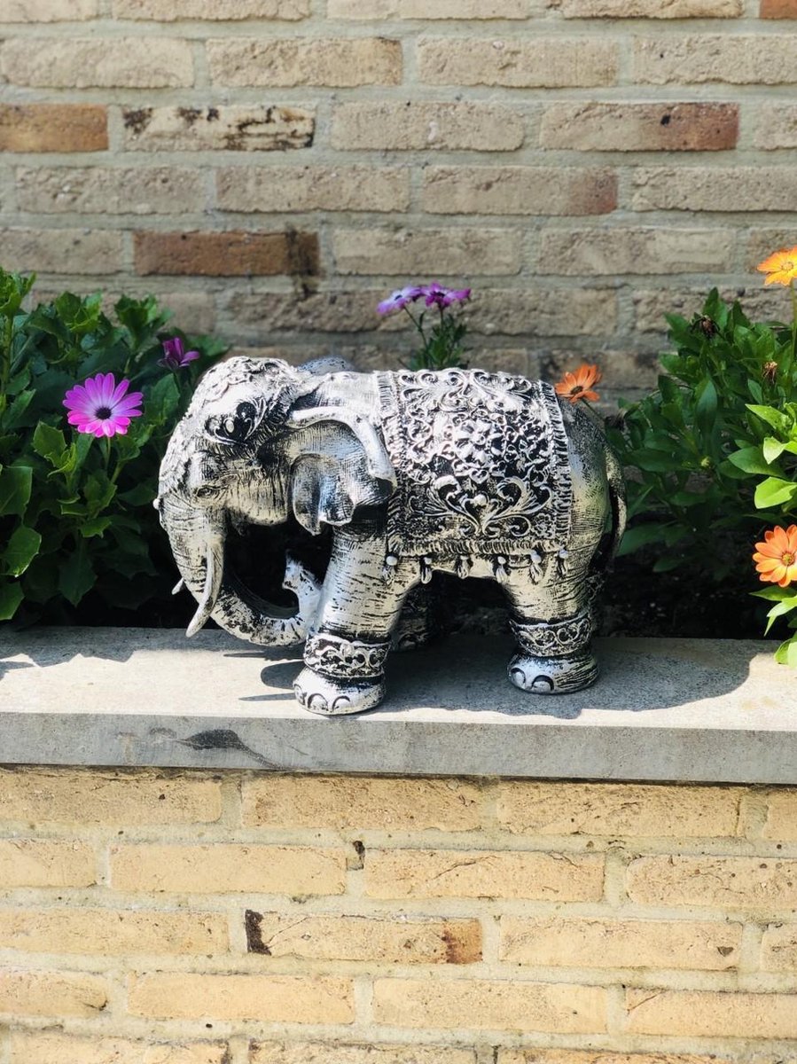 Olifant met kleed op rug 25 cm hoog - Ganesha - polyester - polyresin - polystone - hoogkwalitatieve kunststof - decoratiefiguur - interieur - accessoire - voor binnen - voor buiten - cadeau - geschenk - tuinfiguur - tuinbeeld