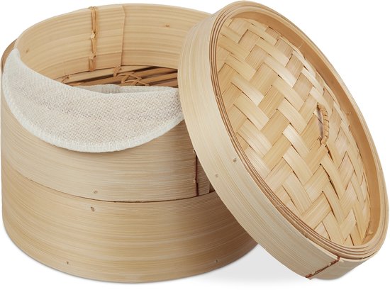 Bamboe stoommandje met deksel, voor dim sum, met een gestoomd doekje erin.