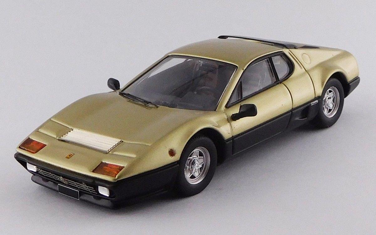 De 1:43 Diecast Modelcar van de Ferrari 512BB Single Sample Sothebys Auction van 2018 in Goud en Zwart. De fabrikant van het schaalmodel is Best Model. Dit model is alleen online verkrijgbaar