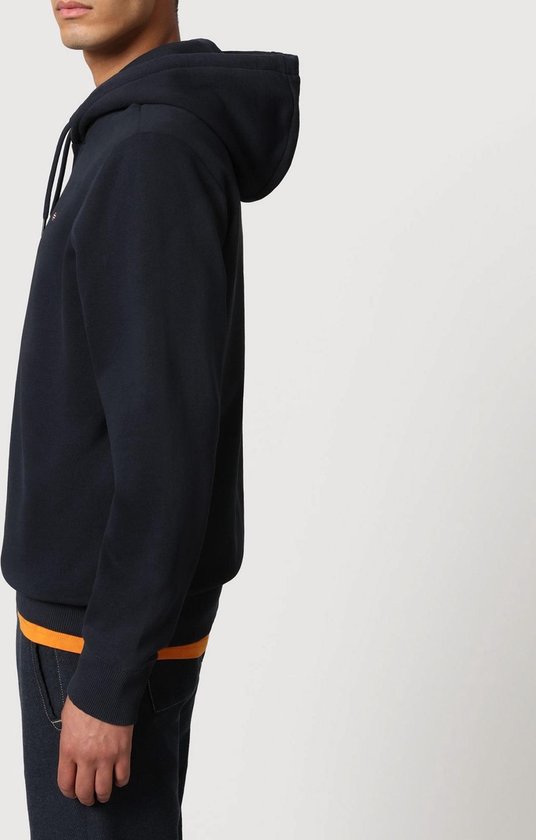 Donkerblauwe Napapijri hoodie voor heren, gedragen met een oranje shirt eronder.
