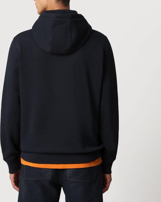 Man, achterkant donkerblauwe Napapijri hoodie, met oranje T-shirt eronder.