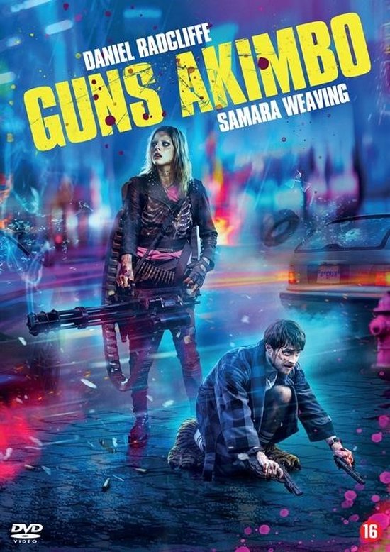 Daniel Radcliffe en Samara Weaving, met een machinegeweer, staan op de cover van de Guns Akimbo dvd. De achtergrond toont een stedelijke nachtscène.