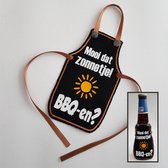 Zwart schortje voor bierfles met "Mooi dat zonnetje! BBQ-en?" - biertje, cadeautje, pilsje, barbeque, eten, zomer