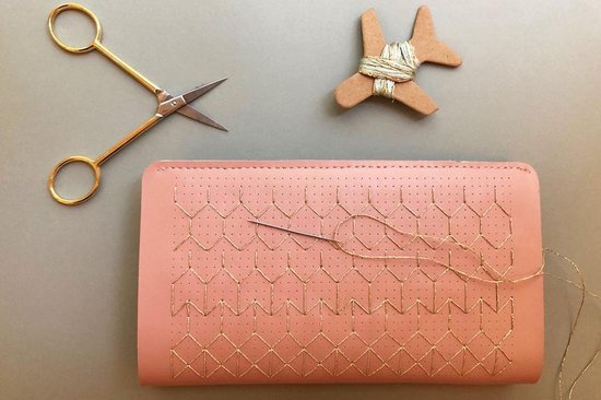 Portefeuille de voyage en cuir Stitch Chasing Threads à personnaliser soi-même - Rose environ H 20 cm x 11 cm x 1,5 cm // Portefeuille de voyage Stitch - Pink