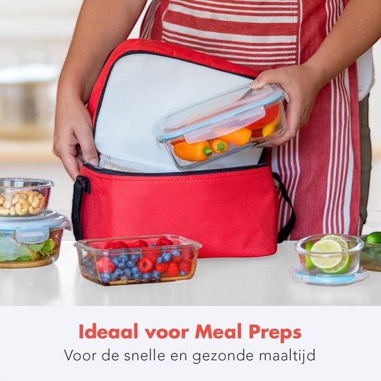 Een rode tas voor maaltijden, met glazen bakjes gevuld met fruit en groenten.
