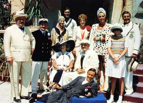 Groepsfoto van een cast in zomerse kleding uit de jaren 30.
