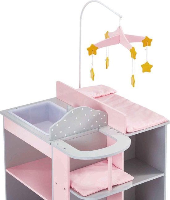 Grijze commode met roze en blauwe vakken, witte stippen. Commodeblad met roze matras, badje en mobiel met gele sterren.