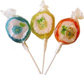 Drie lolly's met fruit- en bloemtekeningen, ingepakt in doorzichtig plastic in de kleuren blauw, geel en oranje.