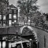 JJ-Art (Canvas) | Amsterdam in de avond met gracht en brug in zwart wit - woonkamer | Nederland, vierkant, stad, modern, sfeer | Foto-Schilderij print op Canvas (canvas wanddecoratie) | KIES 