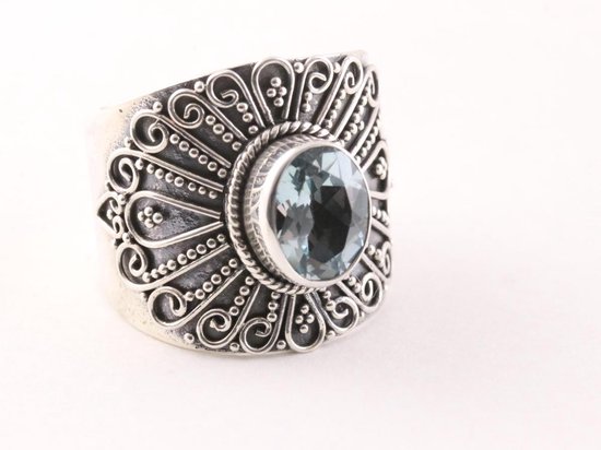 Bague traditionnelle en argent ouvragé avec topaze bleue - taille 18