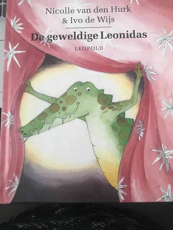Boekomslag met een groene dinosaurus die achter rode gordijnen vandaan komt. Titel: De geweldige Leonidas.