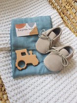 baby gift set - kraam cadeau - zwangerschap - tractor - houten speelgoed - babykamer - slofjes