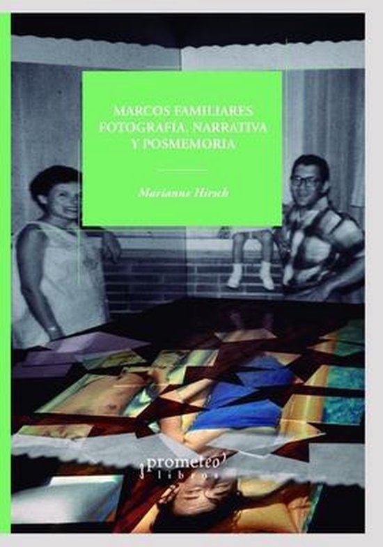 Boek 'Marcos familiares. Fotografía, narrativa y posmemoria' door Marianne Hirsch. Omslag toont overlappende familiefoto's.