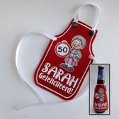 Rood schortje voor bierfles met "Sarah Gefeliciteerd!" - biertje, cadeautje, pilsje, verjaardag, 50 jaar, proficiat
